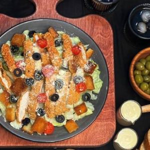 کاهو پیچ، فیله‌ی مرغ سوخاری، نان تست طعم‌دار شده، گوجه گیلاسی، زیتون اسلایس شده، پنیر پارمسان، سس مخصوص سزار