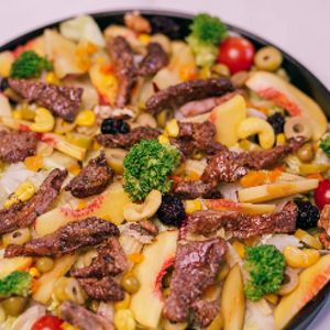 کاهو پیچ، فیله‌ی گوساله، گوجه گیلاسی، کلم بروکلی، میوه‌ی فصل، بیبی کورن، گردو، بادام هندی