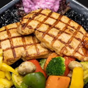 سینه‌ی مرغ گریل شده، دورچین سبزیجات، سیب‌زمینی سرخ یا پوره شده، سس مخصوص وانیلا
