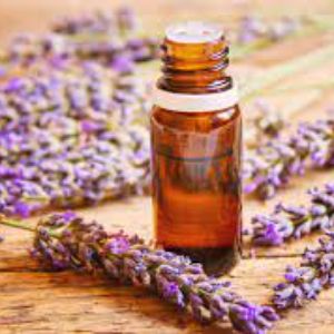 آکنه روغن اسطوخودوس در از بین بردن باکتری‌ها مؤثر است
تسکین اگزما و خشکی پوست اگزما می‌تواند در هر نقطه از بدن شما ظاهر شود
روشن ‌کننده پوست روغن 
اسطوخودوس می‌تواند در روشن شدن پوست نیز موثر باشد
چین‌ و چروک صورت 
ضد التهاب 
خواص ترمیمی
دفع حشرات