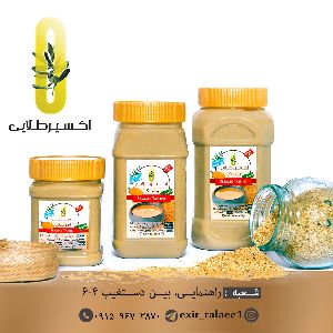 منظور ارده سنگی یعنی به روش سنتی با اسیاب سنگی گرفته شده به علت عدم حرارت دیدن و سرعت کم باعث شده طمع ارده و خواص آن کاملا خفظ شود 
ارده کنجد حاوی مقدار زیادی امگا ۳ و ویتامین‌ها و مواد معدنی ضروری برای سلامت پوست است. آنتی‌اکسیدان‌های موجود در این ماده غذایی از پیری پوست جلوگیری می‌کند و التهاب را کاهش می‌دهد.