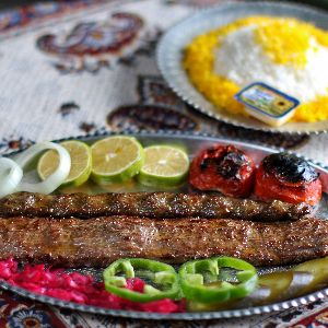 ترکیبی لذیذ ودوست داشتنی از یک سیخ برگ،یک سیخ کوبیده ، برنج ممتاز ایرانی ، گوجه و دورچین