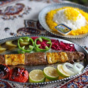تلفیقی دوست داشتنی از100 گرم سینه مرغ زعفرانی ،100گرم فیله گوساله ، برنج ممتاز ایرانی ، گوجه و دورچین