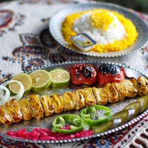 تهیه شده از فیله مرغ زعفرانی و برنج اعلا ایرانی