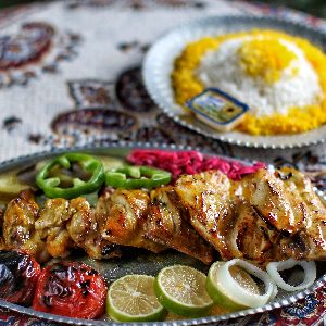 این آیتم غافلگیرت میکنه ! اگر اهل غذای زیاد نیستی 2نفره سفارشش بده ! 
یک مرغ کامل مزه دار شده و برنج ایرانی