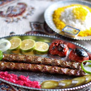 غذای سنتی و دوست داشتنی از 2 سیخ کوبیده با گوشت تازه