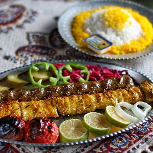 یک سیخ کوبیده و یکسخ جوجه و دورچین