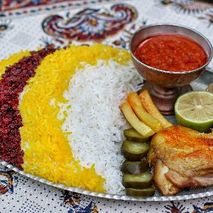 مطبوع وخوشمزه از مرغ سرخ شده ، برنج و زرشک