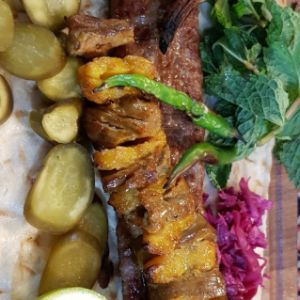 دو عدد اوزون کباب با دورچین جوجه و بال و چنجه مناسب برای شش نفر