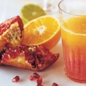 300 سی سی ترکیب آب پرتغال و آب انار
