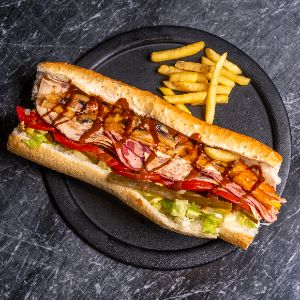 ژامبون گوشت و مرغ، پنیر، اسلایس قارچ و سس مخصوص