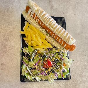 همراه با دورچین سالاد و سیب زمینی سرخ شده