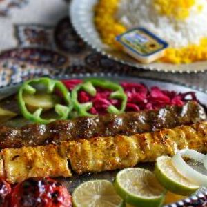 یک سیخ کوبیده و یک سخ جوجه و دورچین به همراه برنج ایرانی