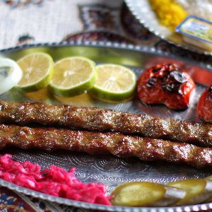 غذای سنتی و دوست داشتنی از 2 سیخ کوبیده با گوشت تازه