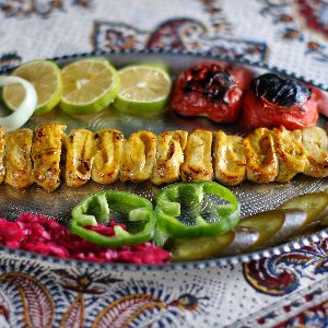 تهیه شده از فیله مرغ زعفرانی و برنج اعلا ایرانی