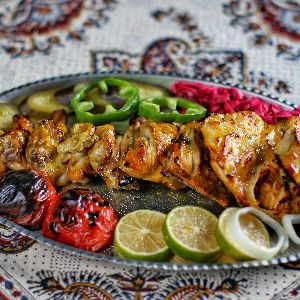 یک مرغ کامل مزه دار شده