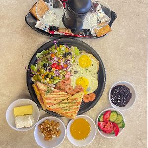 نیمرو- کره- مربا- عسل- پنیر- مغز گردو- چای دونفره