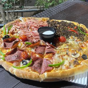 پپرونی مرغ ژولین گوشت بلونیز گوشت راسته گوساله قارچ بلانچ دلمه ژولین شده زیتون گوجه گیلاسی