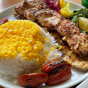 250گرم سینه مرغ همراه با مخلفات و دورچین بدون چلو