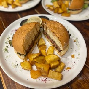 ،سس مخصوص، خمیرپیتزا مخصوص،سس مخصوص،کاهو ،گوجه،،سس گری،سس مایو پینو،سس قارچ،۵۰گرم سیب زمینی، 150 گرم برگر