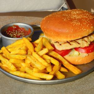 180 گرم سینه مرغ ، کاهو فرانسوی ، گوجه ، سس مخصوص ، دورچین 100 گرم سیب زمینی