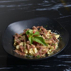 280 گرم، 80 گرم گوشت گوساله بیف شده، قارچ، سس آلفردو
  80 gr of beef, mushrooms, alfredo sauce
