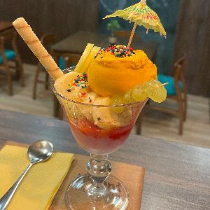 سه اسکوپ بستنی به همراه میوه/کیک