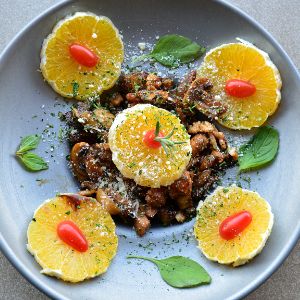 بادمجان ، فیله مرغ ، قارچ ، پرتغال ، گردو ، گوجه گیلاسی ، پنیر پارمسان ، سس انار
