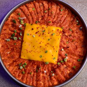 2 عدد تخم مرغ ، سس گوجه ، ۱۰۰ گرم سینه مرغ ، پنیرگودا ،نان سنگک یا بربری
