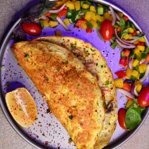3 عدد تخم مرغ همزده - ژامبون گوشت-قارچ - هویج - کدو - پنیرپیتزا - نان سنگک یا بربری