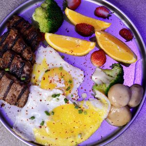 2 عدد تخم مرغ نیمرو ، گوشت استیک ، پوره سیب زمینی ، نان تست ، کلم بروکلی ، میوه ی فصل ، قارچ