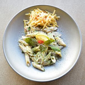 220 گرم پنه ، 100 گرم فیله گوساله، سس آلفردو، قارچ ، پنیر پارمسان