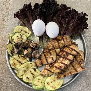 200 گرم سینه مرغ گریل ، قارچ گریل شده ، 2 عددتخم مرغ آبپز ، کدو ، کاهو فرانسوی