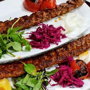 شامل 
جوجه ۲ سیخ
کوبیده ۲ سیخ
برنج ۴ پرس