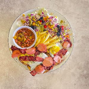 سوسیس بیکن- قارچ- گوجه- نیمرو- لوبیا- سیب زمینی