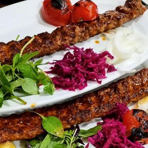 شامل 
کوبیده ۲ سیخ
بختیاری ۲ سیخ
 برنج۴پرس