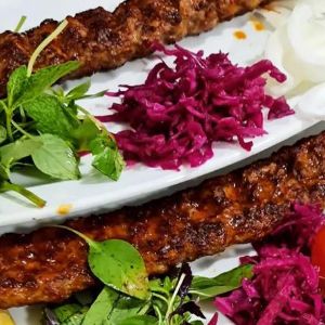 شامل 
جوجه ۲ سیخ
بختیاری ۲ سیخ
 برنج ۴ پرس