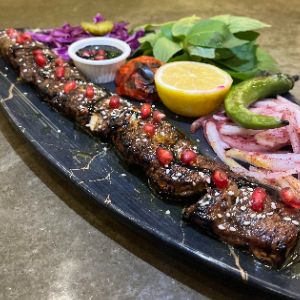 یک سیخ جوجه کباب ترش 250 گرمی به همراه دورچین