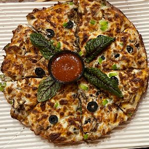 250گرم خمیر امریکایی،سس مخصوص،گوشت چرخی مزه دار شده،پنیر میکس،دلمه،قارچ،زیتون،گوجه گیلاسی