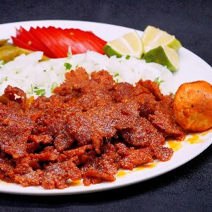 یک پرس دنر کباب گوشت همراه با دورچین پیاز جعفری ، خیارشور،لیمو تازه، یک عدد نان باگت