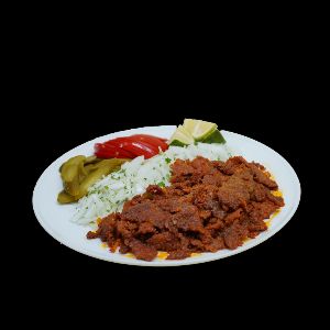 یک پرس دنر گوشت و مرغ به صورت میکس همراه با دورچین پیاز جعفری،خیار شور، یک عدد نان باگت، سس قرمز فرانسوی ...