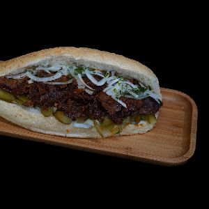 ساندویچ دنر کباب گوشت با محتوی پیاز جعفری و خیارشور