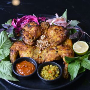 مرغ کامل با سس طازج