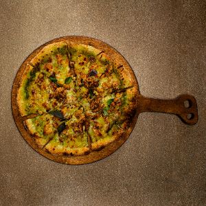 خمیر پیتزا ، 150 گرم سینه مرغ ، 50 گرم گردو ، سس پستو ، پنیر پیتزا