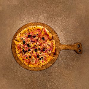 خمیر پیتزا ، ژامبون گوشت ، کوکتل ، قارچ ، فلفل دلمه ، پنیرپیتزا