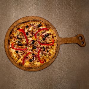 خمیر پیتزا ، 150 گرم سینه مرغ، سس باربیکیو ، قارچ ، فلفل دلمه ، زیتون ، پنیرپیتزا