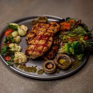 300 گرم فیله مرغ مزه دار شده، هویج ، کلم بروکلی ، قارچ ، گوجه گیلاسی، کدو ، بادمجان ، سس قارچ  ،  پوره سیب زمینی