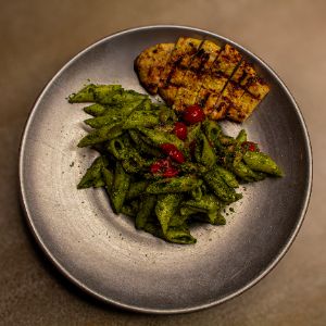 220 گرم پنه ، 150 گرم سینه مرغ ، سس پستو ، قارچ ، زیتون ، گوجه گیلاسی ،پنیر پارمسان