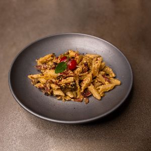 220 گرم پنه ، 120 گرم بیکن ، سس کاربونارا ، قارچ ، پنیر پارمسان