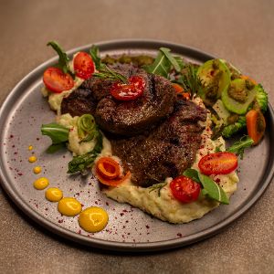 300 گرم فیله استیک ، هویج ، کلم بروکلی ، قارچ ، گوجه گیلاسی، کدو ، بادمجان ، سس قارچ  ،  پوره سیب زمینی